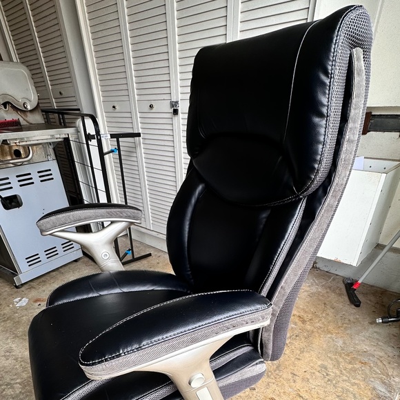 Serta Smart Layers Big and Tall Chair(Delivery and Pick Up in the Bay Area only) - Picture 2 of 6